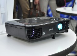 エプソン、“ピタッと補正機能”搭載のプロジェクター入門機「EH-TW400