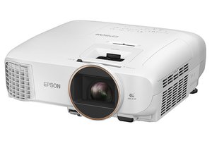 エプソン、フルHDプロジェクター「EH-TW5825」。Android TV端末同梱