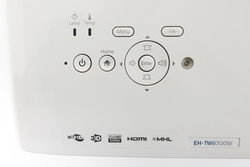 リビングに相性抜群のフルHDプロジェクター、エプソン「EH-TW6700W」を