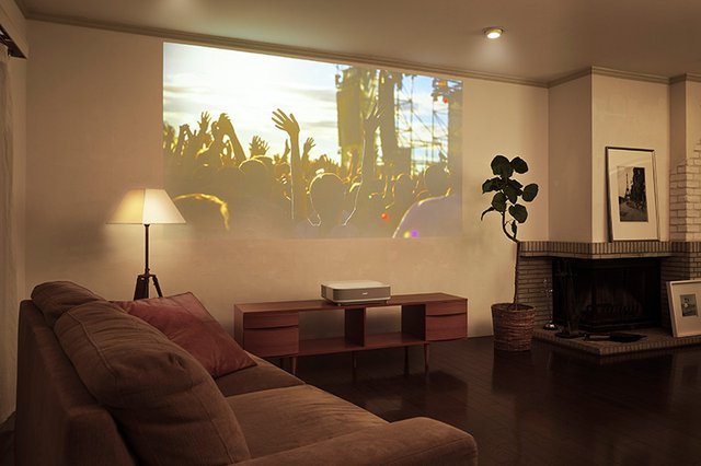 置くだけで別格の大画面＆サウンドバー級音質！エプソンの超短焦点