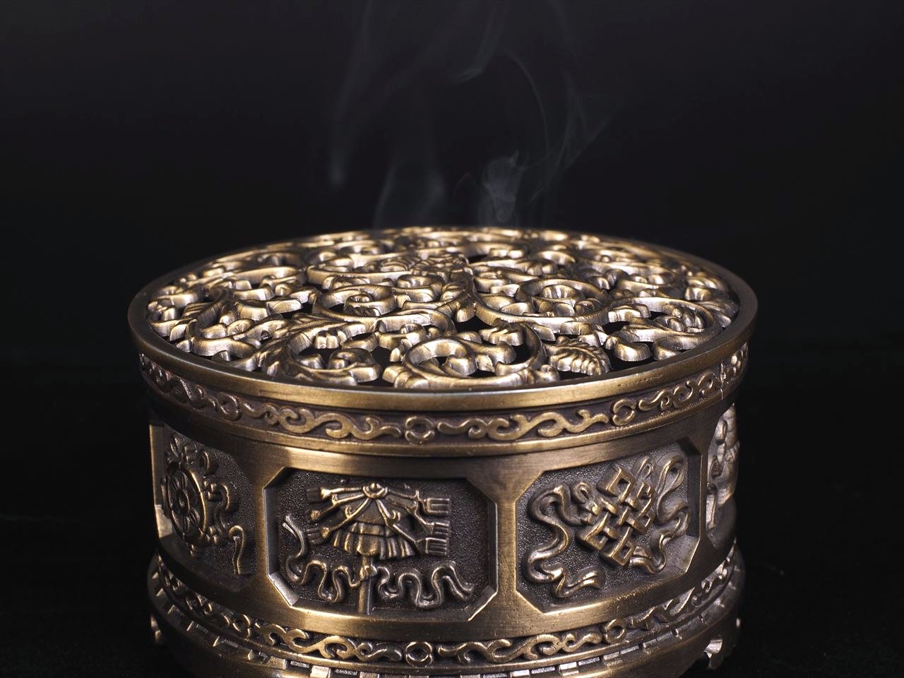 ◇モダンなロータス(蓮）柄＆チベット仏教の八吉祥紋様◇エスニックな