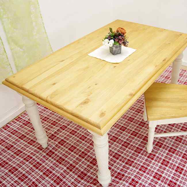 家族の暮らしに優しく寄り添うパインダイニング