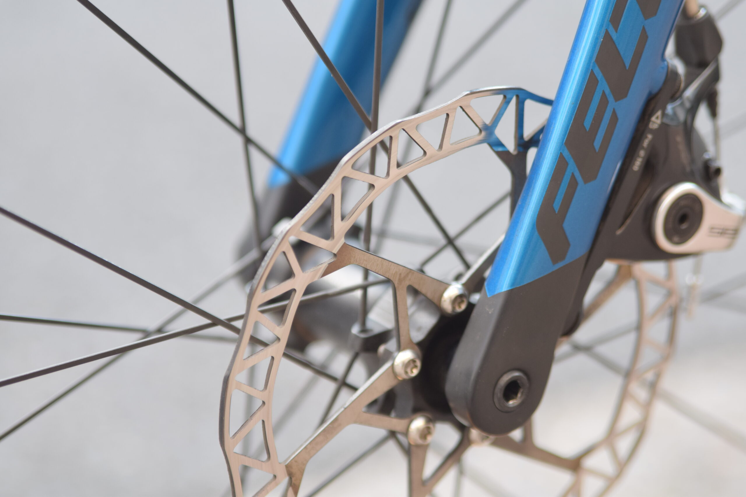 KCNCでディスクロード軽量化!! 肉抜きカラースペーサープレゼント