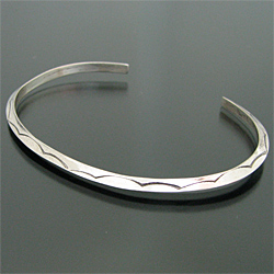 NAVAJO/ナバホ族 Tahe スタンプワーク シルバー バングル