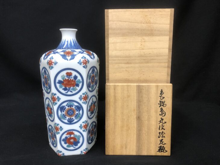 十二代 今泉 今右衛門作 『色鍋島丸紋絵花瓶』 ｜骨董品買取 緑和堂