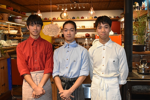 両丹日日新聞：包丁研ぎに3兄弟で15時間 三和のNOMIに海外からも食通