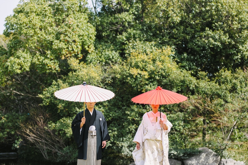 素敵ショット和傘と白無垢のコントラストが◎ | 名古屋の前撮り