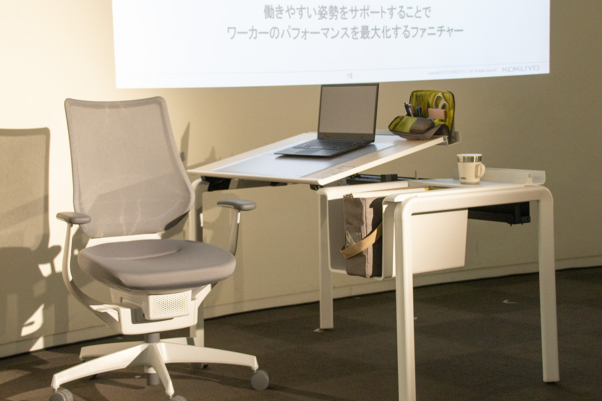 コクヨ「UPTIS」、デスク天板の角度調整で負担の少ない姿勢に