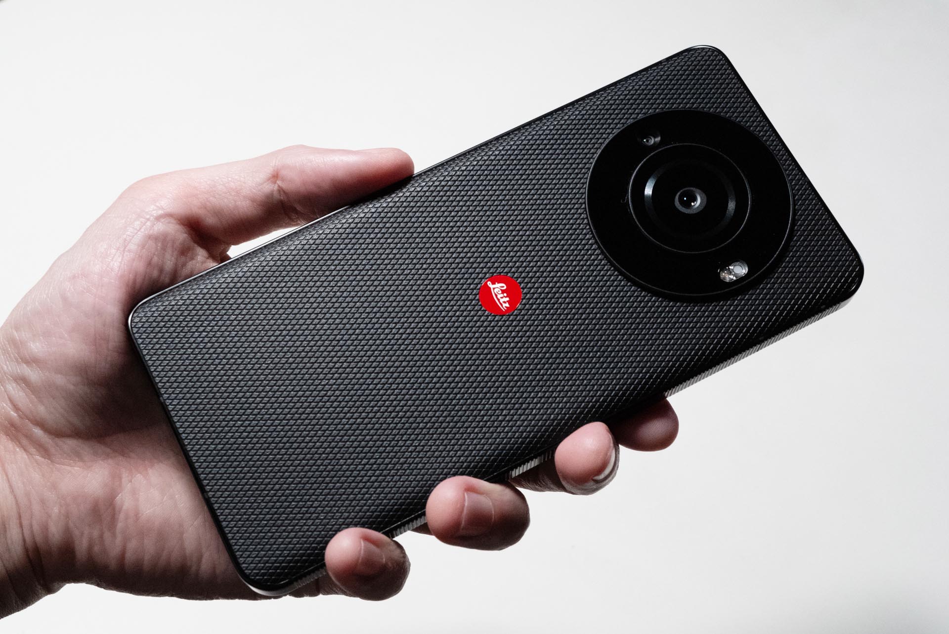 ライカスマホ「LEITZ PHONE 3」、ソフトバンクから発売 - Impress Watch