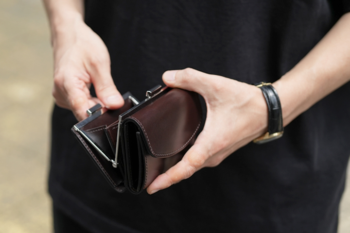 サドルプルアップを使用した がま口付き三つ折り財布・FERMOIRについて