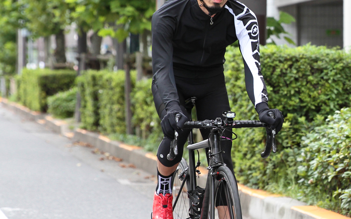 何を着るかなんて、悩む時間がもったいない！これ一枚あれば、秋ライド