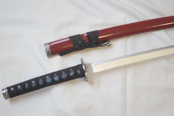 木製鞘付き日本刀・赤茶塗装 銀鍔（銀色金具） - 横浜中華街天宝堂本店