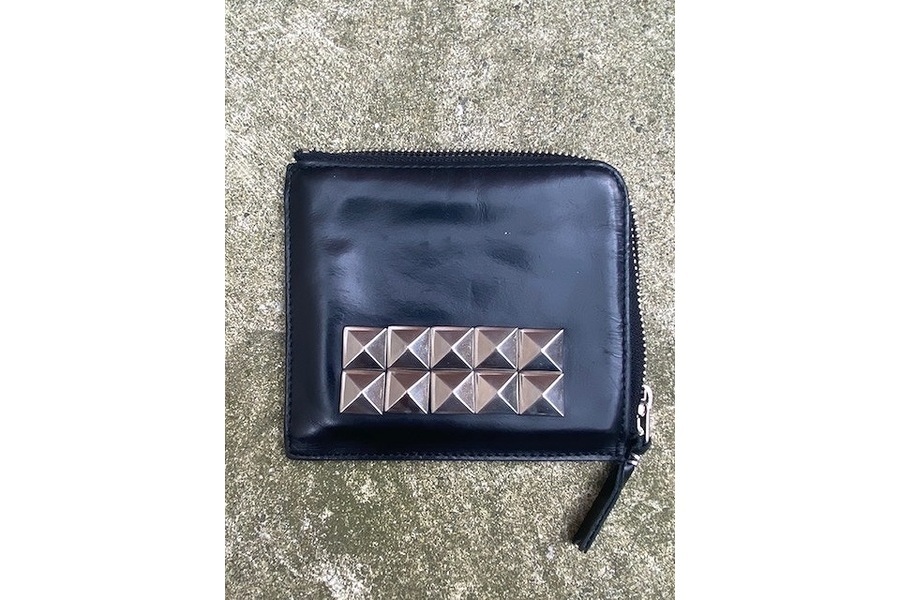 COMME des GARCONS/コムデギャルソン】のⅬ字スタッズウォレットをご