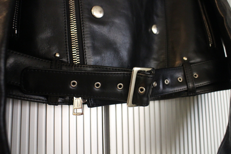 noir kei ninomiya/ノワールケイニノミヤ】よりホーススキンライダース