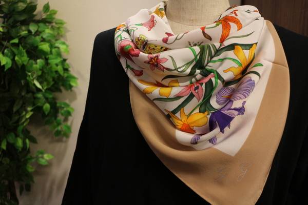 日本上陸50周年記念に発売されたGUCCIのスカーフをご紹介いたします