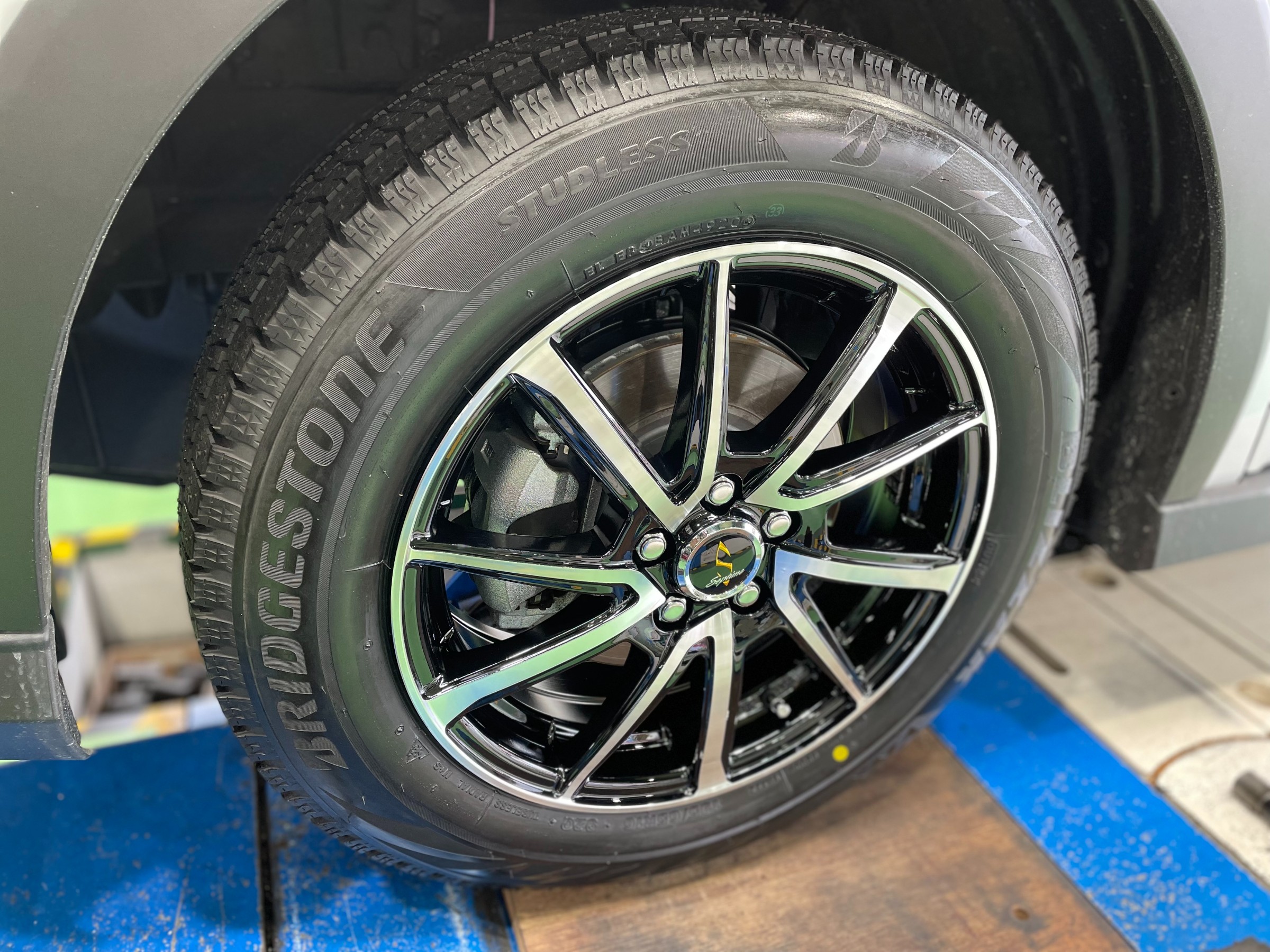 スタッドレスタイヤは当店にお任せ！本日のタイヤ交換【トヨタ ライズ