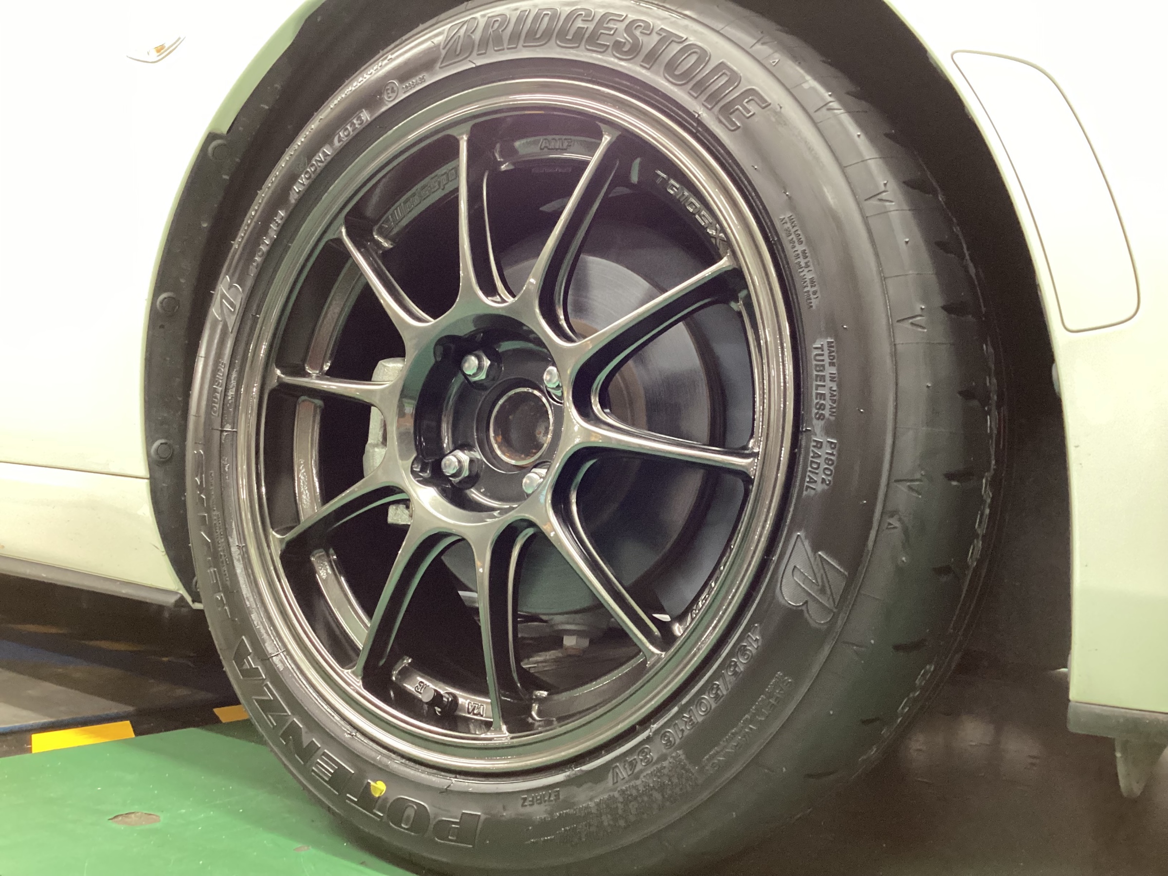 マツダ・ロードスター】タイヤアルミホイールセット交換作業