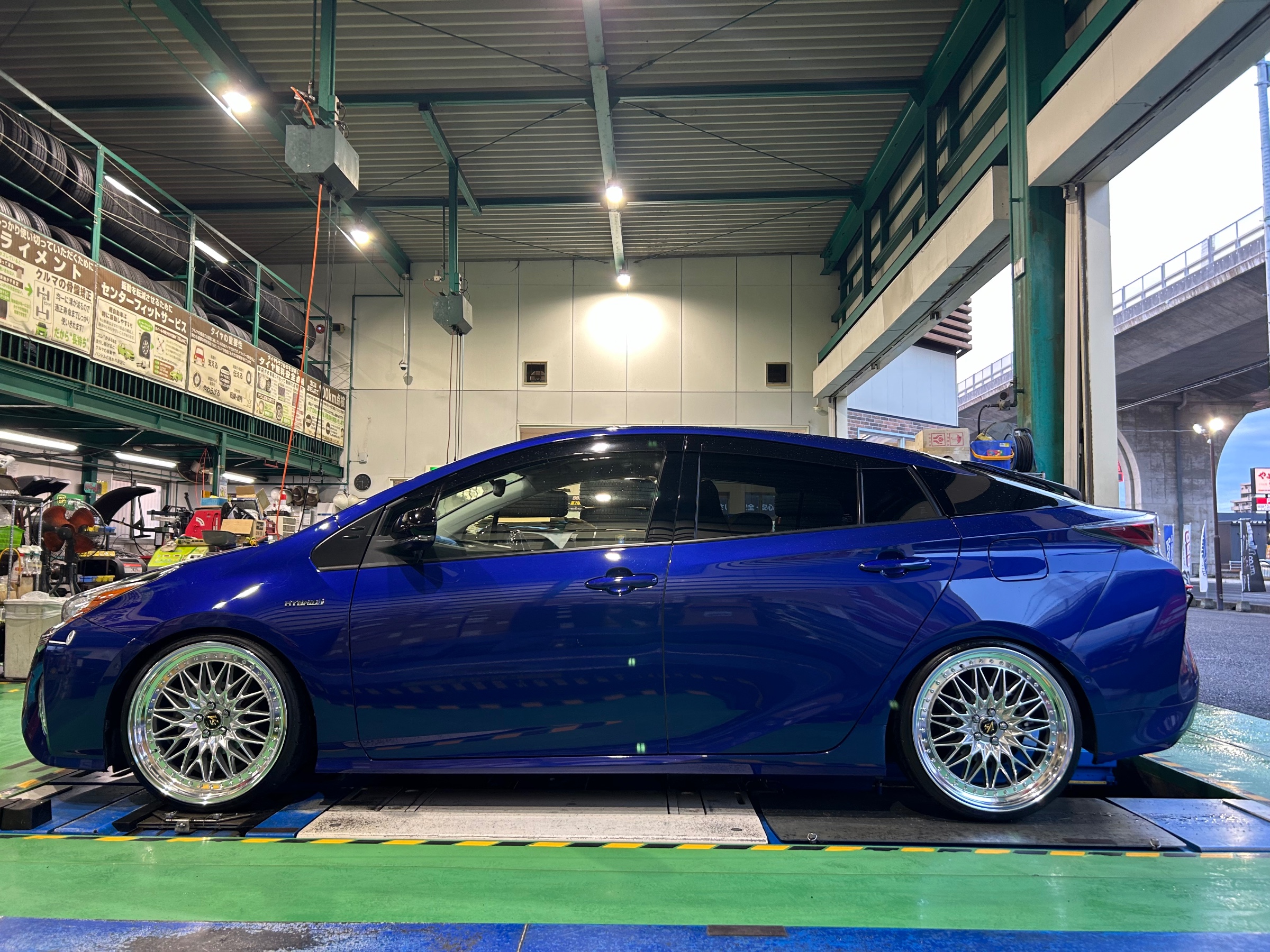 50プリウス カッコ良く大変身！20インチワークVSホイール装着