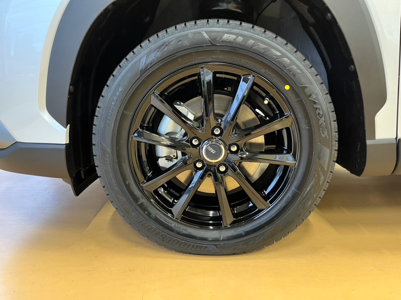 カローラクロスにスタッドレスセット取り付け | 店舗おススメ情報