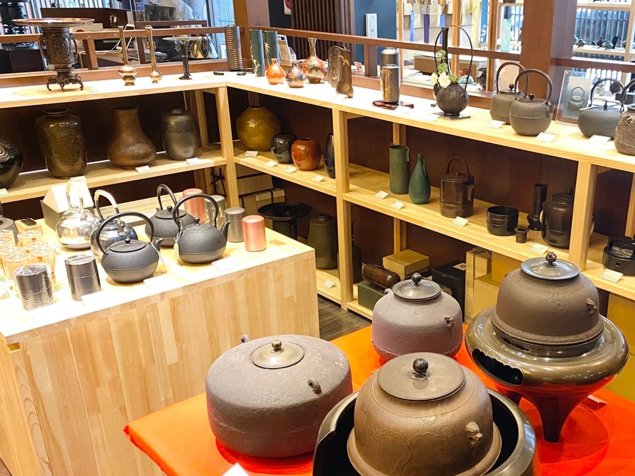 高岡銅器展示館 （道の駅「万葉の里高岡」内）｜観光スポット・体験