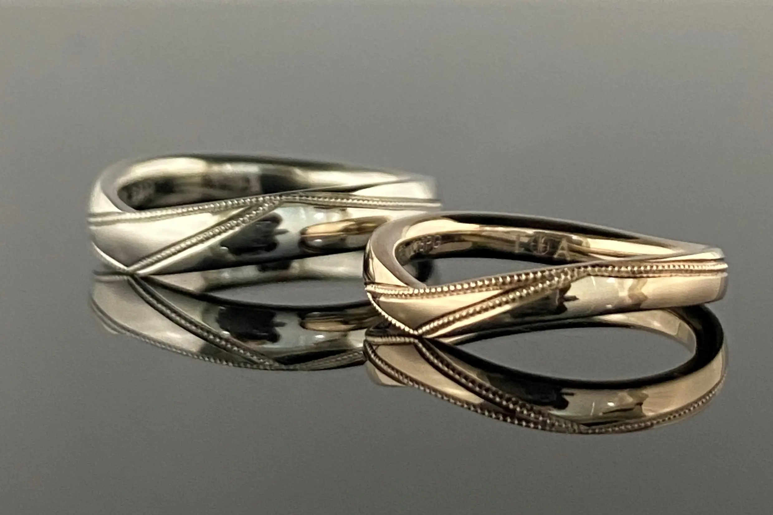 お好みの素材のV字リングにミルを施しました | 結婚・婚約指輪の