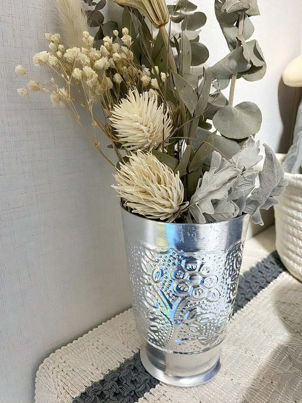 インド伝統唐草エンボスの花瓶 高さ：約11.5cm の通販 - TIRAKITA.COM