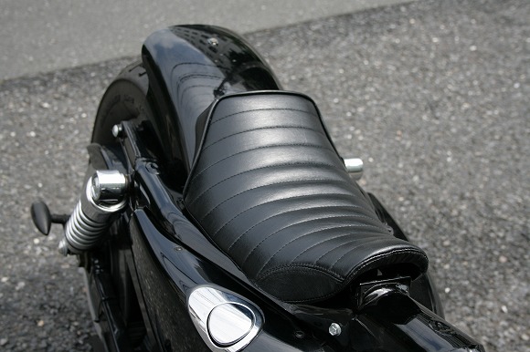 スポーツスター専用 シングル・カスタムシート 横タックロール - TT&CO