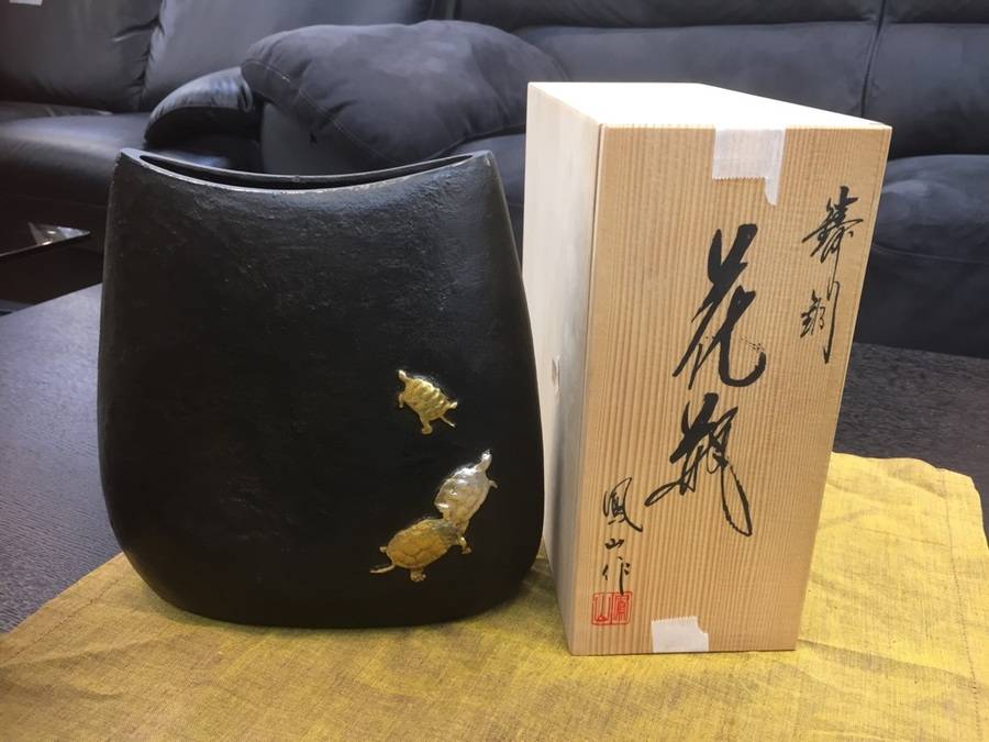 日本が認めた匠！2代目山本鳳山作の金銀鶴亀象嵌花瓶をご紹介いたし