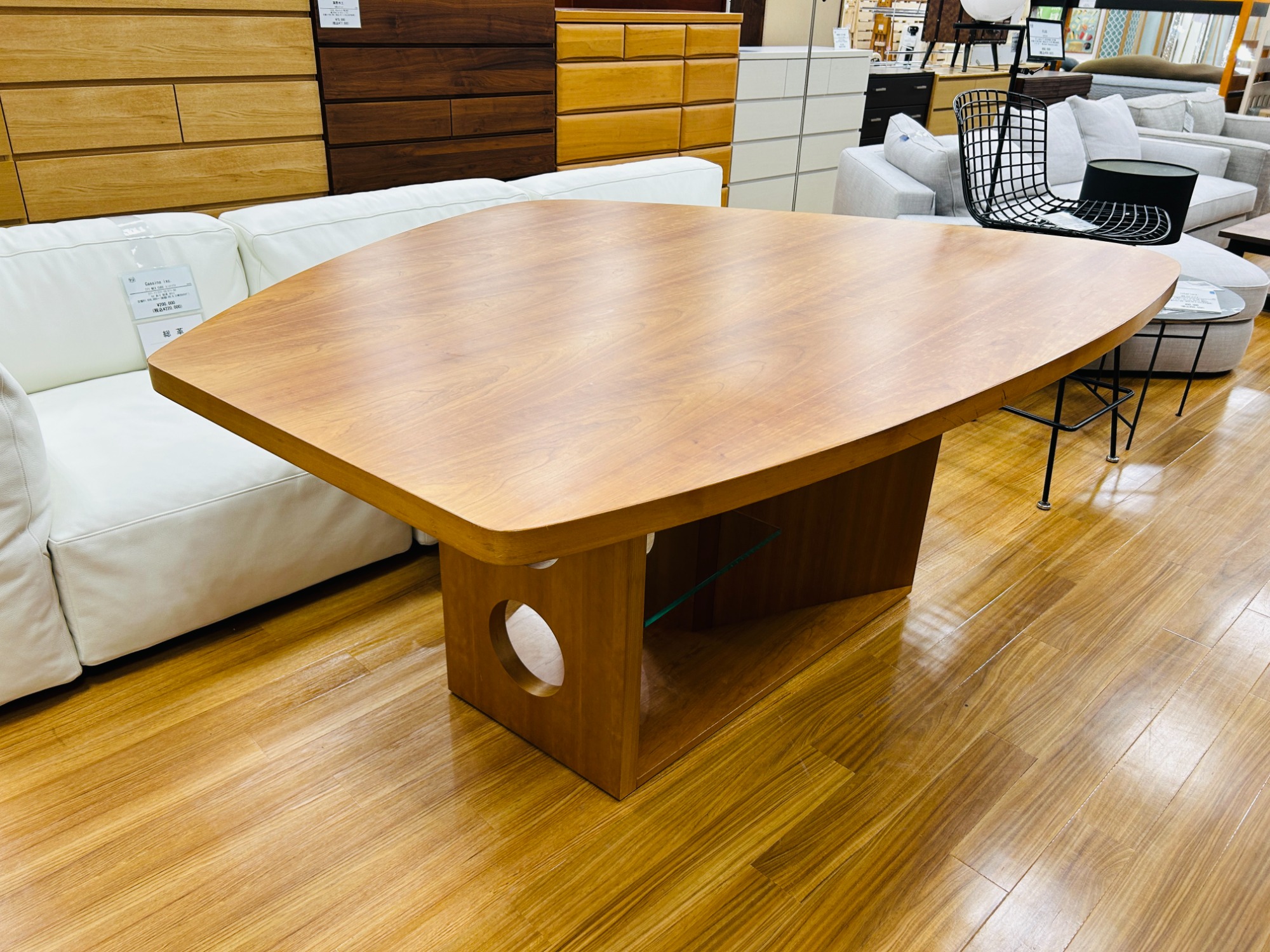 TECTA/テクタ】変形天板を使用した特徴的なデザインのダイニング