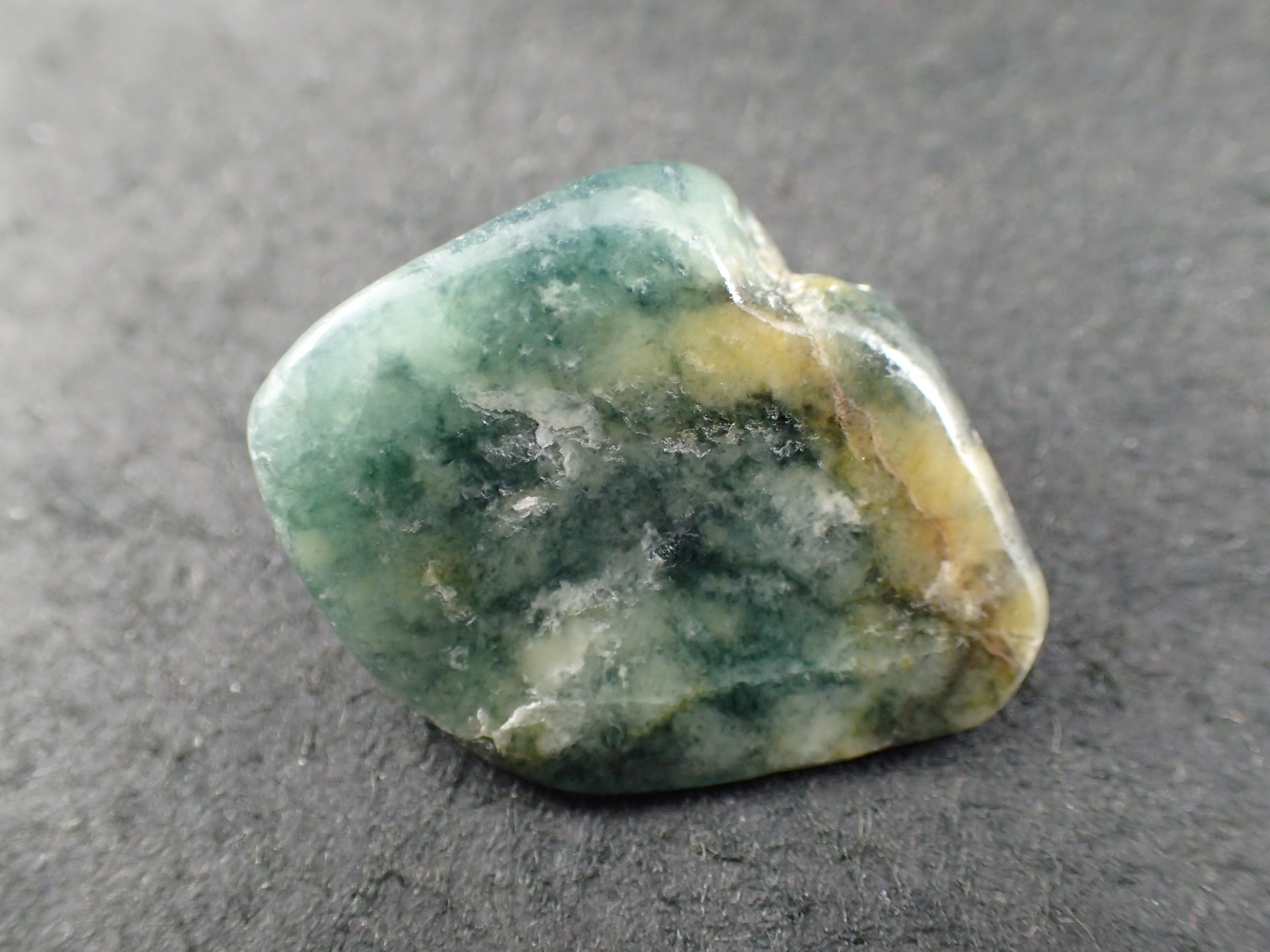 最高品質ダークグリーン糸魚川翡翠(Itoigawa Jade) 新潟県糸魚川市産