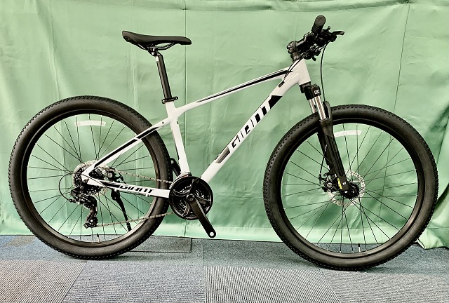 ATX 便利なキックスタンドを標準装備し、内蔵式ケーブルで見た目も