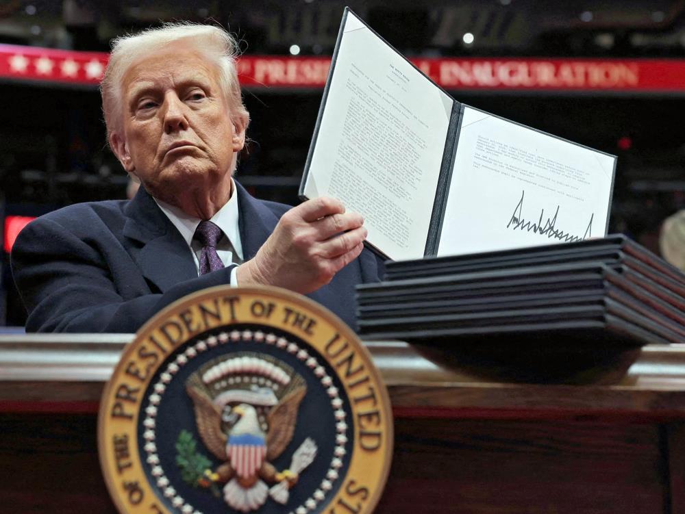 トランプ大統領、初日に大統領令25本以上に署名…「パリ協定」再離脱