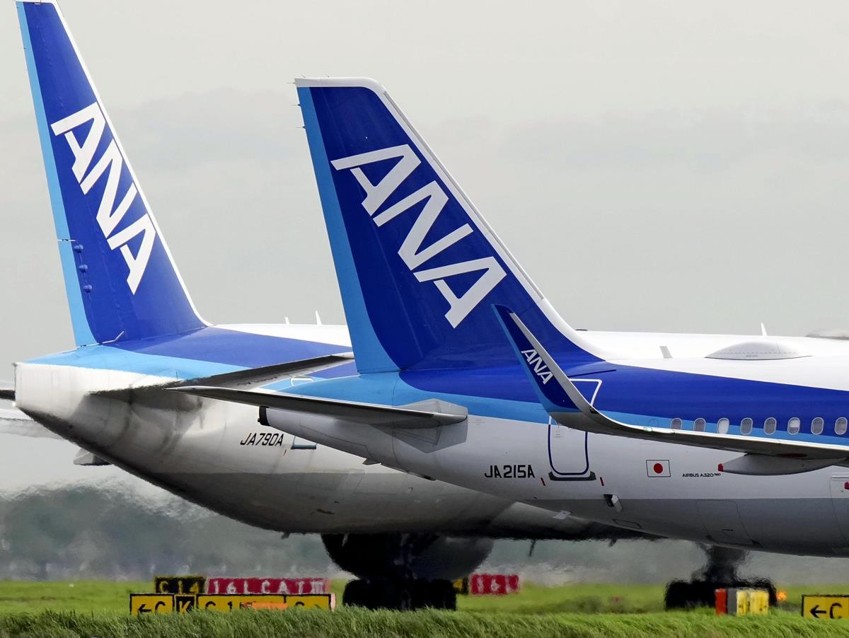 羽田に引き返したANA機、タイヤ破損のため牽引車を使って搬出…滑走