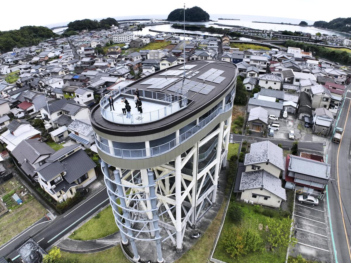 空に浮かぶ箱船、日本最大級の津波避難タワーをドローンで撮る…高知県