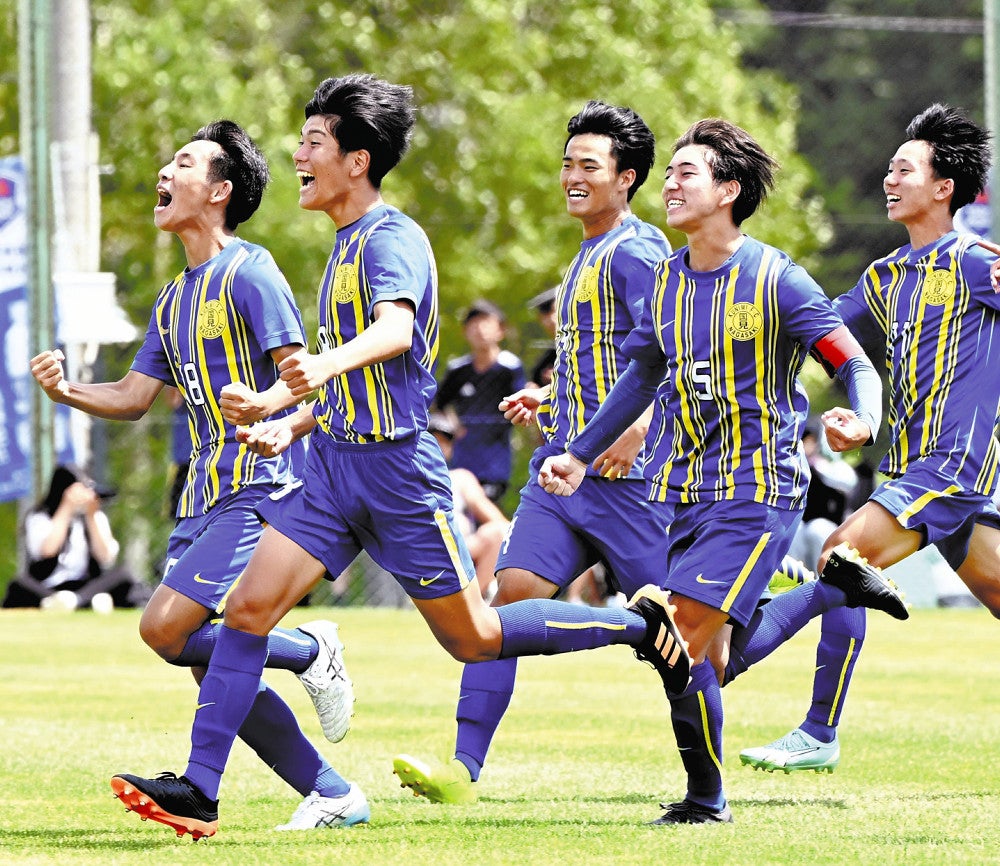 国見サッカー、小学生から高校生まで同じ「青と黄の縦じま」ユニホーム