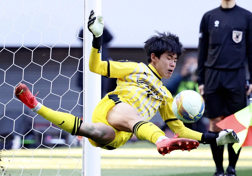 高校サッカー、岡山学芸館が初の決勝へ…神村学園とのPK戦制す : 読売新聞
