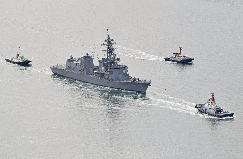航行不能の護衛艦「いなづま」、民間船でえい航…きょう入港予定 : 読売新聞