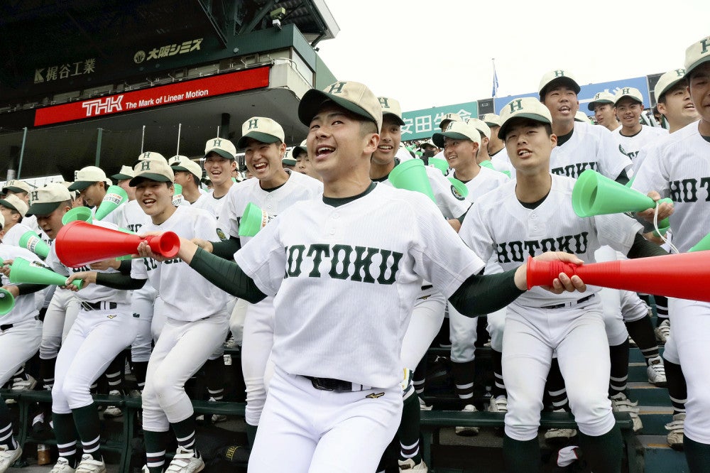 選抜高校野球、報徳学園アルプス席で体くねらせコミカルダンス…考案の