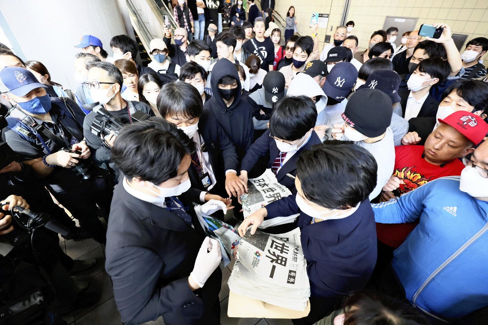 WBC:「勝ったんだ」「すごい！」侍ジャパンWBC優勝の号外、ファンら