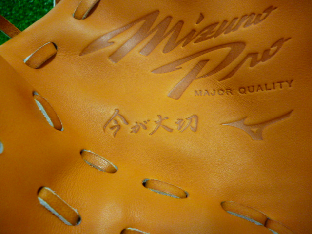 元プロ野球選手石井琢朗氏とミズノの共同開発グラブ入荷しています