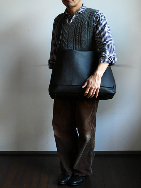 COMOLI Leather Shoulder Bag Black | 大阪心斎橋のメンズ洋服の