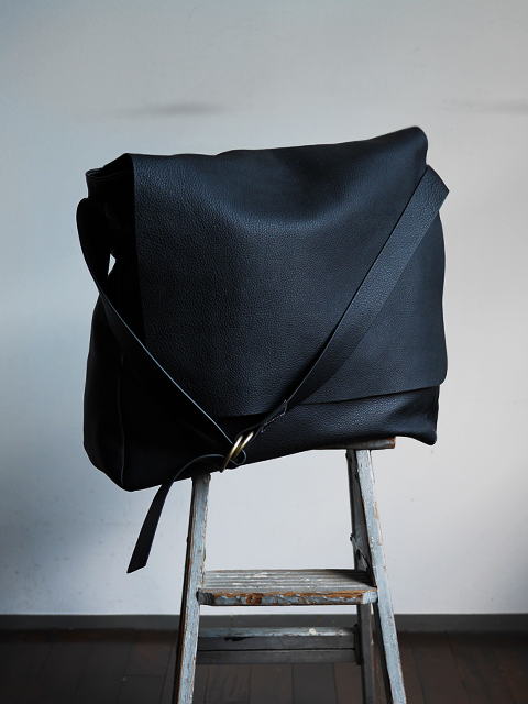 COMOLI Leather Shoulder Bag Black | 大阪心斎橋のメンズ洋服の