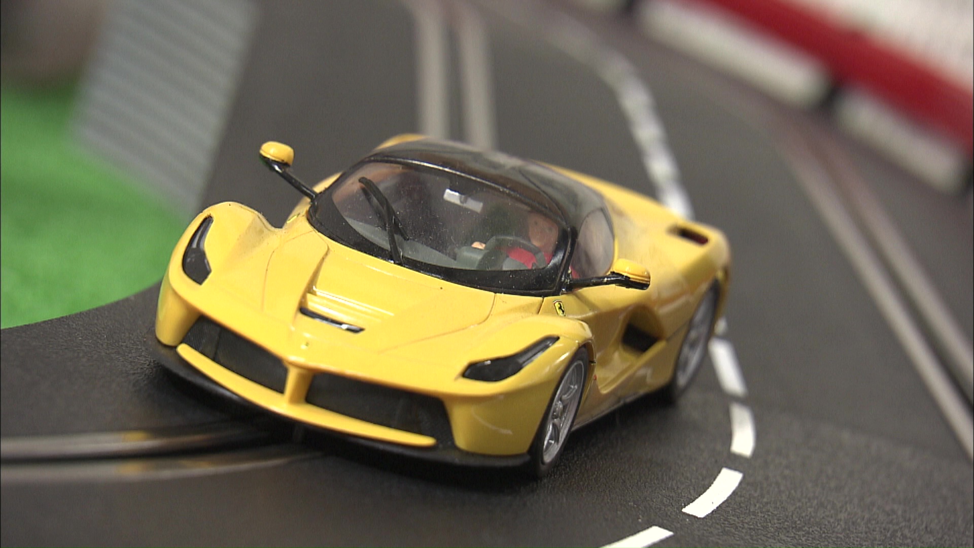 スロットカーとは？ 1960年代に大流行した電気仕掛けのミニカーの魅力