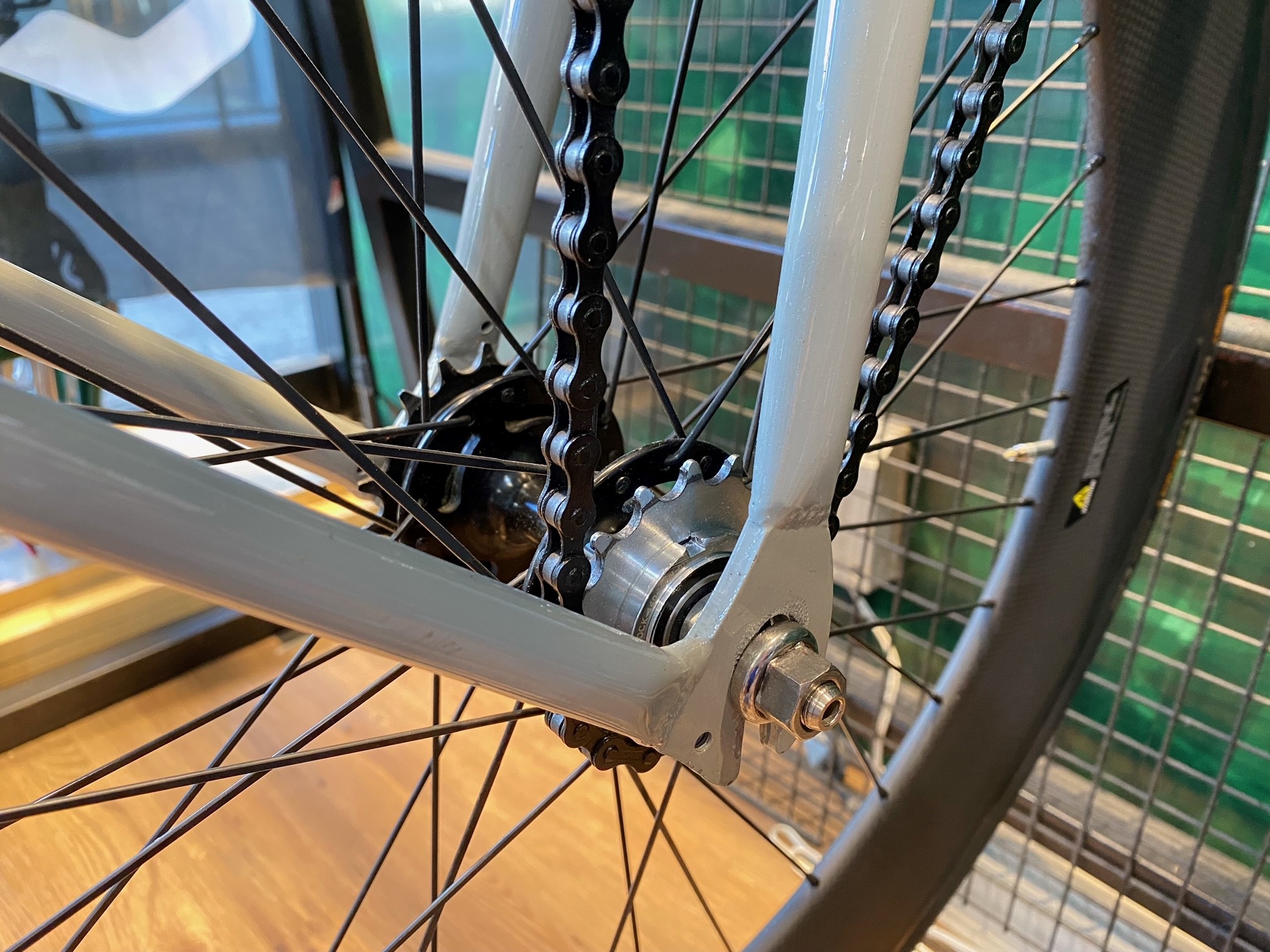 スタッフブログ】ピスト初心者が思う個人的にオススメパーツ | 入間で