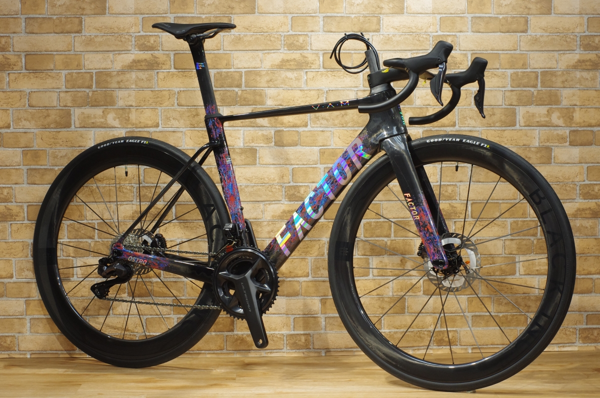 軽量でエアロで美しい。特徴的なカラーリングを施したツール・ド