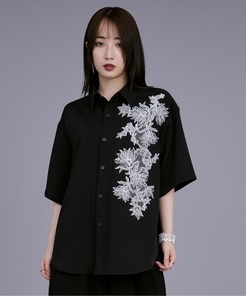 Ellno Loset（エルノロゼット） シャツ ハッチングフラワー刺繍シャツ