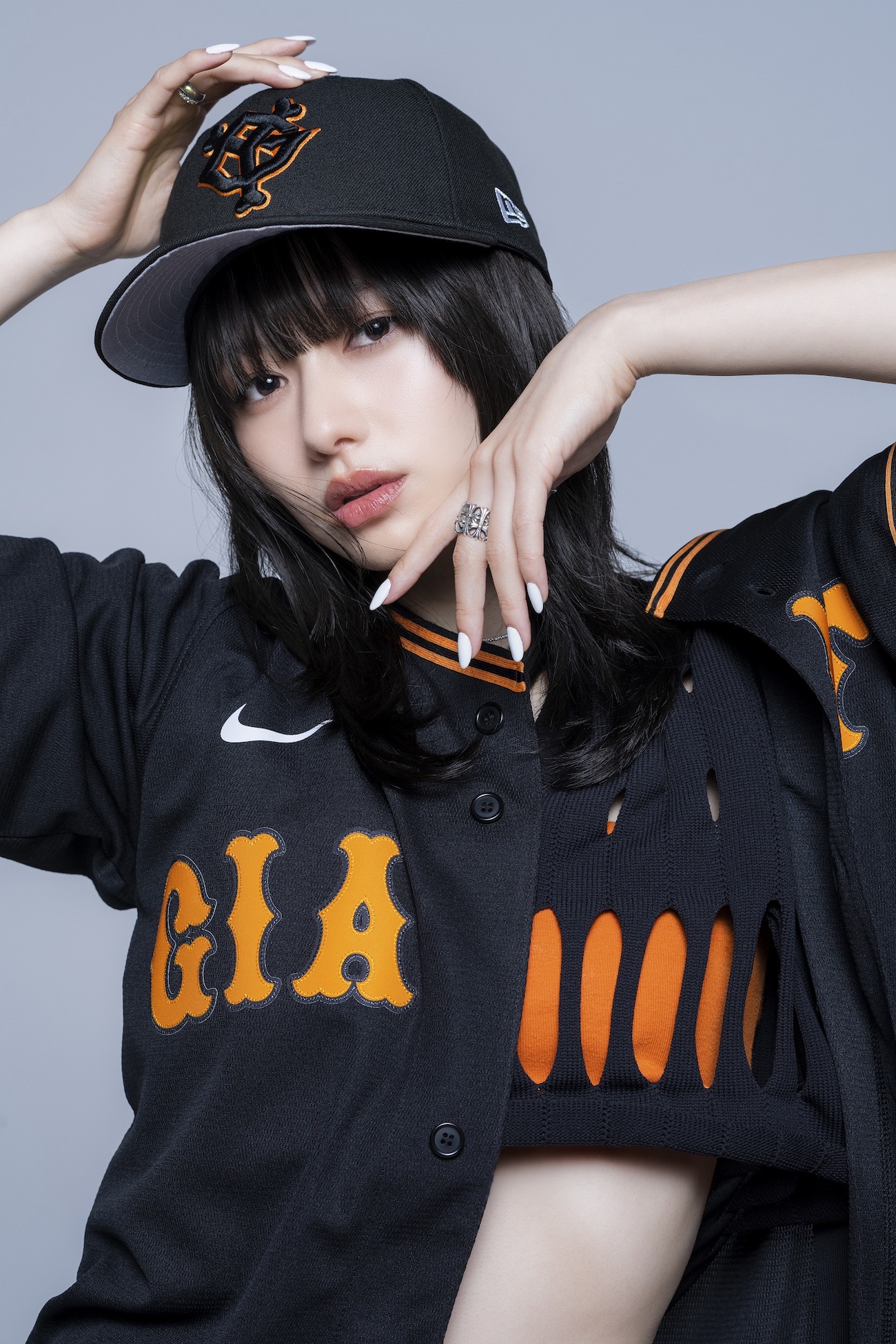 山本舞香、読売ジャイアンツのユニフォーム姿披露！始球式に登場