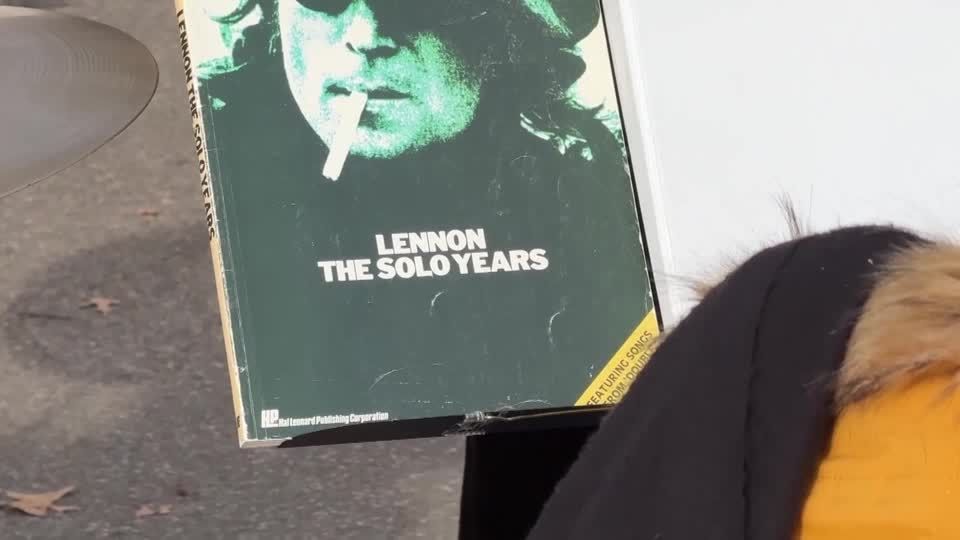 ジョン・レノン死去から45年 NY「ストロベリー・フィールズ」に