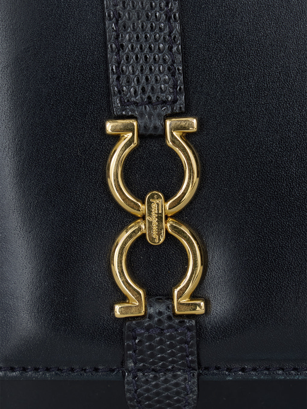 Ferragamo ガンチーニ金具ショルダーバッグ