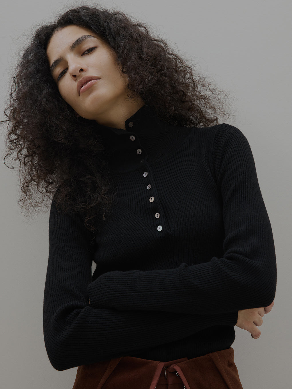 UND HIGH NECK BUTTON KNIT TOP